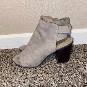 Kenneth Cole Reaction Beige “Kari On” Pumps